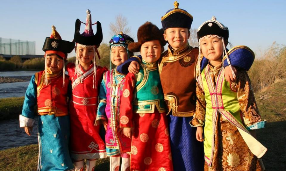 Монголчууд хүүхдийн хүмүүжлийг онцгой анхаарч нас, хөгжлийн онцлогт тохируулан харилцаж, дараах байдлаар чиглүүлдэг байжээ.